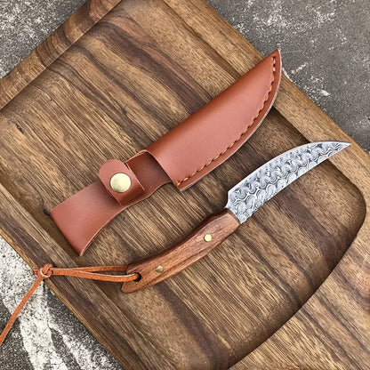 Handheld meat scimitar knife with damascus-pattern blade and brown leather sheath with brass snaps