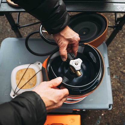 Gas growler with open insulated case and regulator connection with protective cover